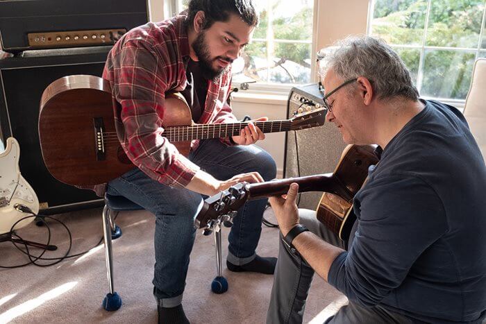 Private guitar lesson with teacher and student